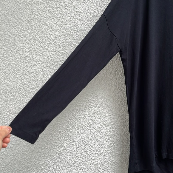 COS dual-textured long-sleeve pullover blouse in dark navy - Picture 3 of 6